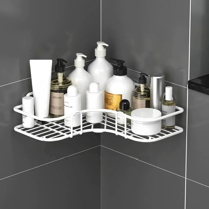 Étagère d'angle de douche blanche collée dans un angle carrelé